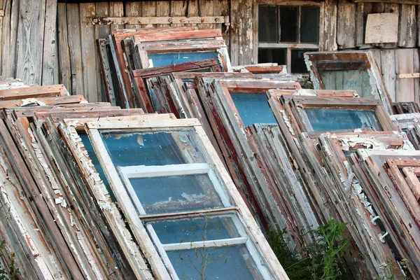 Pali di vecchie cornici e finestre in legno — Foto Stock