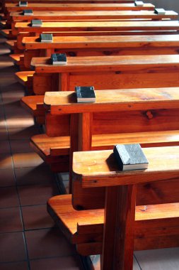 İncilli kilise bankları sıraları. Boş ahşap pews. 