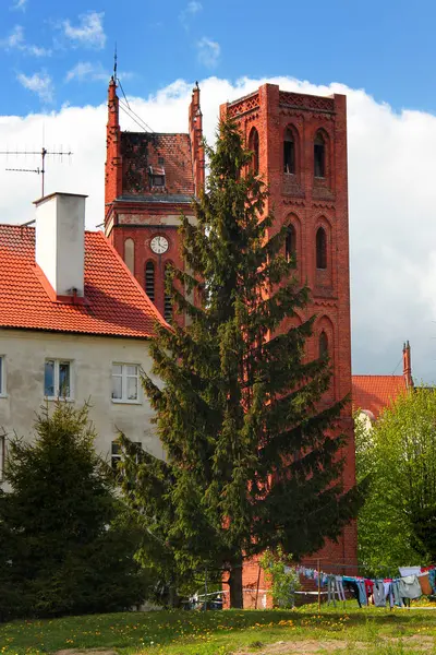 Die Kirche der Heiligen Petrus und Paulus in Pieniezno, Woiwodschaft Warmland-Masuren, Polen — Stockfoto