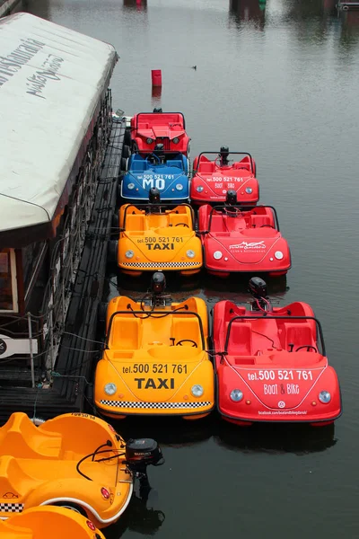 Coloridas lanchas de taxis acuáticos en el río Motlawa en el centro de Gdansk, Polonia — Foto de Stock