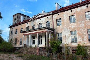 Nerwiki 'de terkedilmiş Saray, Kuzey Polonya 'da Warmian-Masurian Voivodeship.