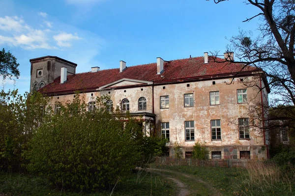 Покинутий палац в Неревікі, Вармінсько-Мазурське воєводство в північній Польщі. — стокове фото