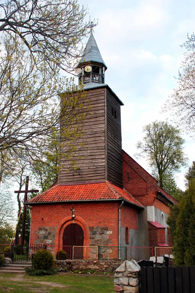 Szűzanya a rózsafüzér kápolnában Janikowo, Bartoszyce megye, Warmia-Mazúriai Vajdaság, Lengyelország — Stock Fotó