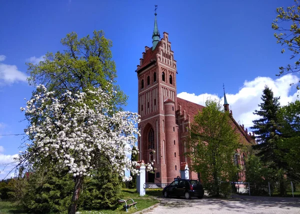 Risveglio gotico Chiesa del Sacro Cuore a Gorowo Ilaweckie, Polonia — Foto Stock