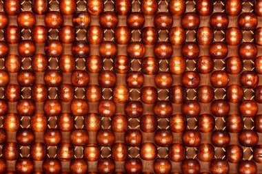 Ahşap boncuk halı. El yapımı araba koltuğu. Doğal vernikli ahşap arka plan.