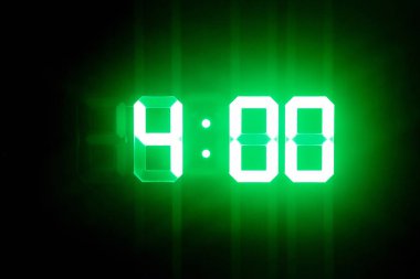 Karanlıkta yeşil parlayan dijital saatler gösteri 04:00