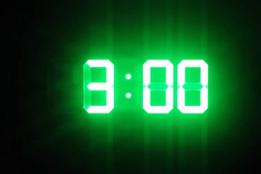 Karanlıkta yeşil parlayan dijital saatler gösteri 03:00 saat