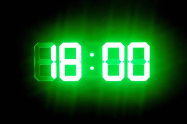 Karanlıkta yeşil parlayan dijital saatler 18:00 saat