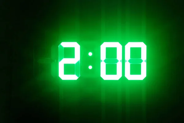 Zelené zářící číslice v temné show 2:00 — Stock fotografie