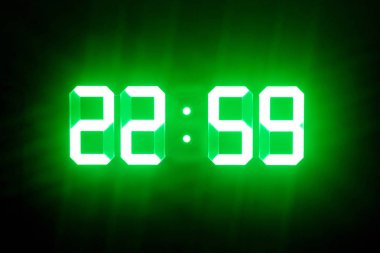 Karanlık gösteride 22: 59 'da parlayan yeşil dijital saatler