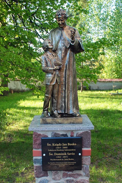 Estatua de John Bosco, un sacerdote católico italiano, educador y escritor. Situado en la iglesia de Cristo Rey en la aldea de Satoczno, al norte de Polonia . —  Fotos de Stock