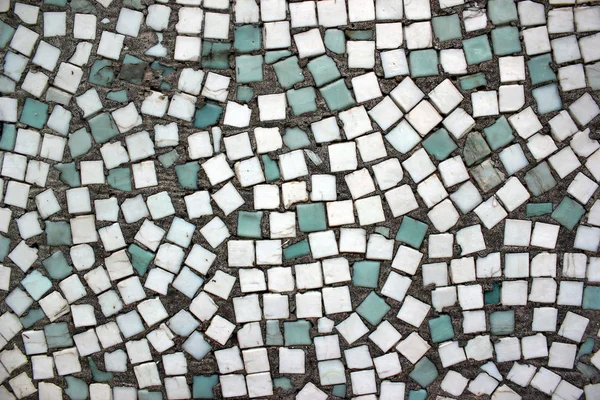 Azulejos de cerâmica ciano e branco em uma piscina abandonada — Fotografia de Stock