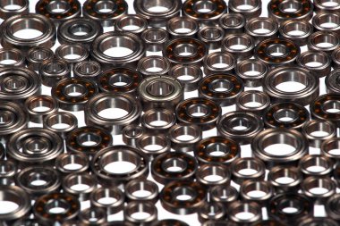 Beyaz arka planda birçok küçük bilyalı rulman