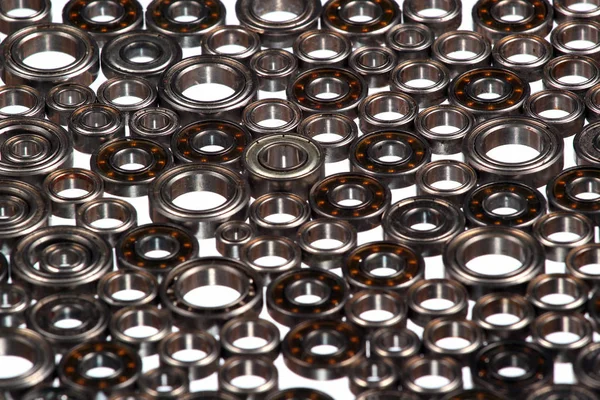 Beyaz arka planda birçok küçük bilyalı rulman