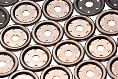 Beyaz arka plan üzerinde izole delikli metal diskler ve halkalar