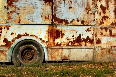Yeşil çimenler üzerinde eski paslı otobüs