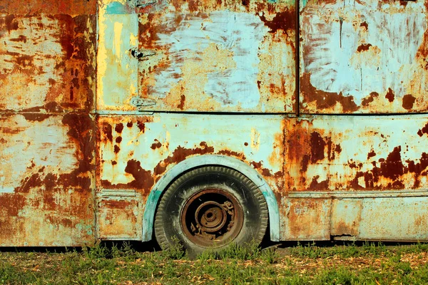 绿草上生锈的旧巴士 — 图库照片