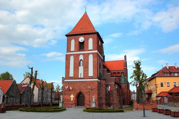 Gotische Kirche des Heiligen Jakobus im Zentrum von Tolkmicko, einer Stadt in Nordpolen, an der Weichsellagune. — Stockfoto