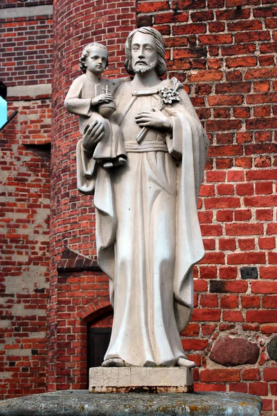 Sculpture de Saint Jean de Nepomuk devant l'église Saint James dans le centre de Tolkmicko, une ville du nord de la Pologne, sur la lagune de la Vistule . — Photo