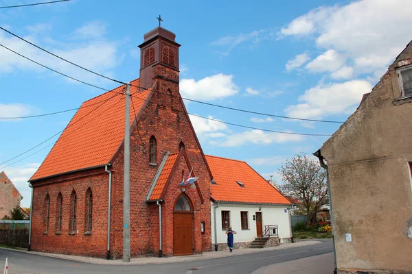 Lengyel katolikus templom Tolkmicko város központjában, Észak-Lengyelországban, a Visztula-lagúnában. — Stock Fotó