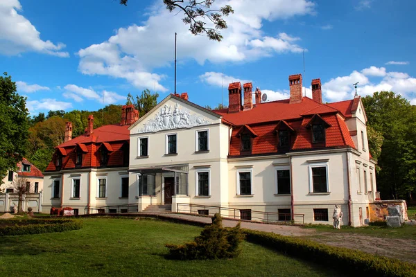 Palác Hohenzollern, postavený německým císařem Wilhelm II v roce 1898 jako jeho letní rezidenci poblíž Tolkmicko, malého města severního Polska na laguně Visula. — Stock fotografie