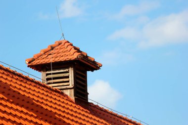 Paratoner ile çatıda havalandırma penceresi