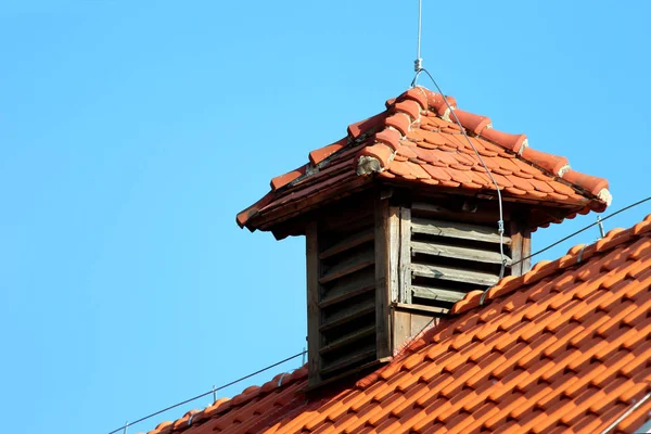 Chimenea de ventilación en una azotea con pararrayos —  Fotos de Stock