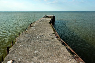 Eski bir iskelenin taş eğrisi, Vistula Lagünü, Polonya