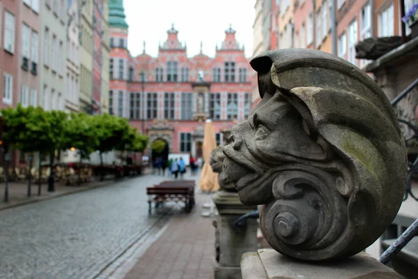 Canaletas de lluvia con forma de dragón mítico y cabezas de gárgola en la histórica calle Mariacka en el casco antiguo de Gdansk, Polonia — Foto de Stock