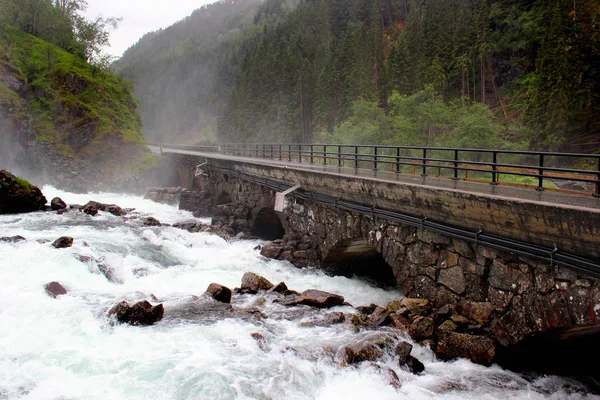 Spätfall-Wasserfall bei Regenwetter, Norwegen — Stockfoto