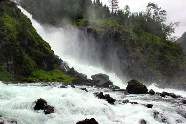 Spätfall-Wasserfall bei Regenwetter, Norwegen — Stockfoto