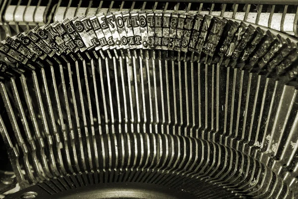 Vista de cerca del viejo mecanismo de la máquina de escribir. Tipos de barras de metal con letras rusas . — Foto de Stock