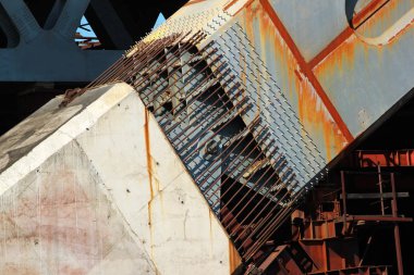 Bağlı kemerli bir köprünün abutment. Metal takviye çubukları, sabitlemeler ve beton kesici uçlar.