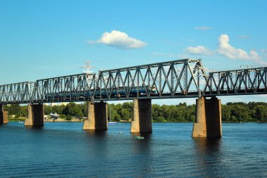Kiev Kentsel Elektrikli Tren Kiev Dinyeper nehri üzerinde Podilskyi Demiryolu Köprüsü, Ukrayna