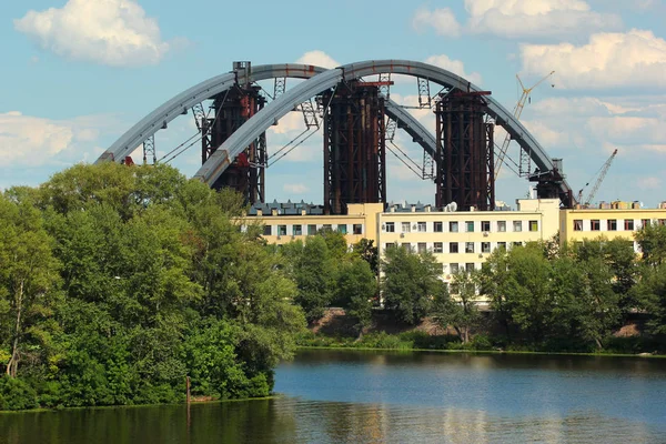 Most podilsko-Voskresensky, połączony Most drogowy na rzece Dnieza w budowie w Kijowie, Ukraina — Zdjęcie stockowe