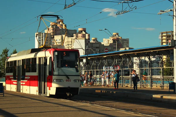 Passagers en attente d'un tramway à Kiev, Ukraine — Photo