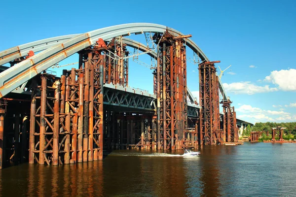 Ponte Podilsko-Voskresensky, uma ponte rodoviária-ferroviária combinada sobre o rio Dnieper em construção em Kiev, Ucrânia — Fotografia de Stock