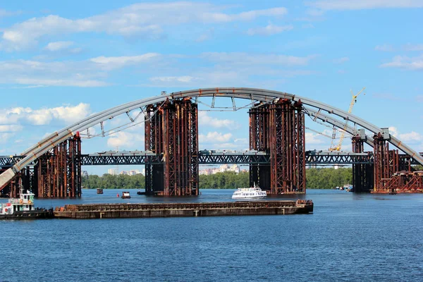 Podilsko-Voskresensky Bridge, a combined road-rail bridge over the Dnieper River under construction in Kiev, Ukraine — Stock Photo, Image