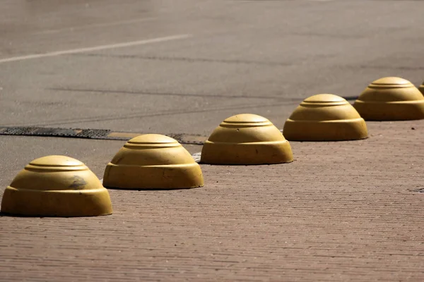 Bollards de concreto redondo em um estacionamento — Fotografia de Stock