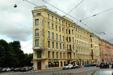 Saint Petersburg Suvorovskiy caddesi üzerinde tarihi apartman binası, Rusya