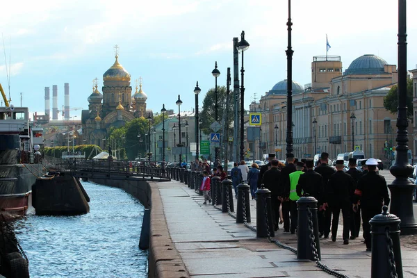 Kościół Dormition na porucznik Schmidt Embankment, słynnej ulicy na wyspie Vasilyevsky w Sankt Petersburgu, Rosja — Zdjęcie stockowe