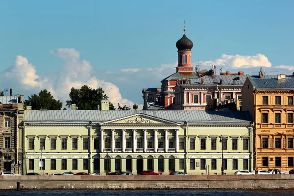 Вид на Англійський набережний, історично один з наймодніших вулиць Санкт-Петербурга, Росія. — стокове фото