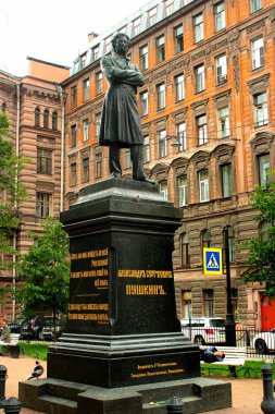 St. Petersburg, Rusya - 6 Temmuz 2017: St. Petersburg şehir merkezindeki Pushkinskaya caddesinde Alexander Pushkin Anıtı.