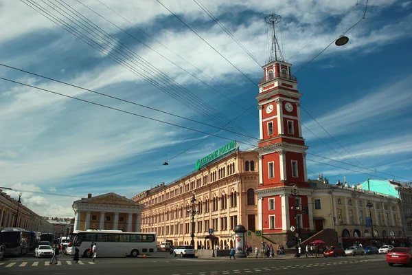 San Petersburgo, Rusia - 5 de julio de 2017: Busy Nevsky Prospect, la calle principal de la ciudad. La mayoría de las tiendas de la ciudad y la vida nocturna se encuentran en —  Fotos de Stock