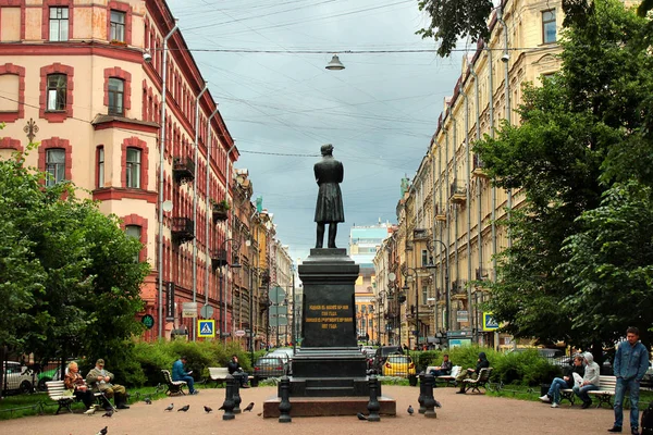 Szentpétervár, Oroszország-július 6, 2017: emlékmű a Alexander Puskin a Pushkinskaya utcában a belvárosban St. Petersburg. — Stock Fotó