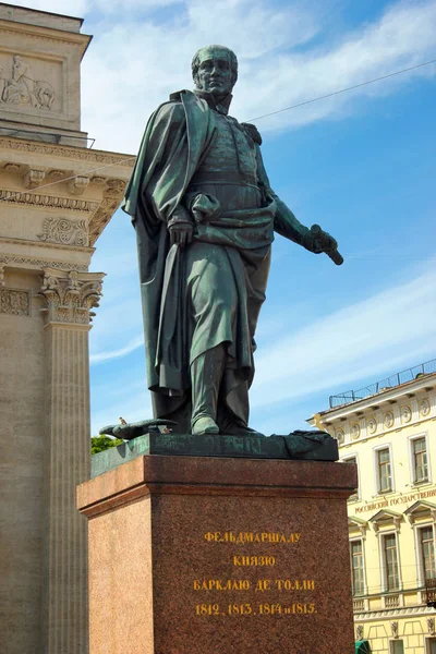 São Petersburgo, Rússia - 5 de julho de 2017: Estátua do marechal de campo Barclay de Tolly perto da Catedral de Kazanskiy em Nevsky Prospect . — Fotografia de Stock