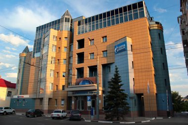  Doğal gaz çıkarma, üretim, nakliye ve satış işlerini yürüten büyük bir Rus şirketi olan Gazprom'un bölge ofisi.