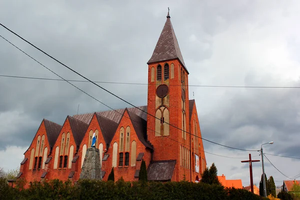 St Peter och Paul Romersk-katolska kyrkan i Dubenand, Goldap County i norra Polen. — Stockfoto