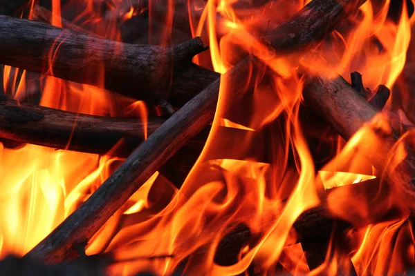 Queimando lenha, jorros de chama — Fotografia de Stock