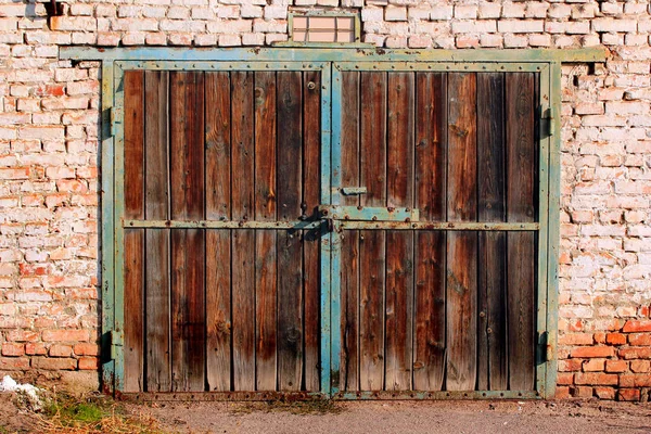 Vieilles portes de garage en bois. Peinture écaillée et rouille sur les portes du bâtiment abandonné . — Photo